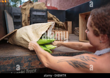 Stall Inhaber entladen Säcke von Bio-Lebensmitteln für store Stockfoto