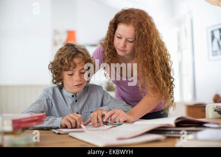 Geschwister, die gemeinsam studieren Stockfoto