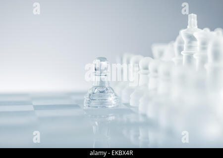 Glas-Krieger gegen die Armee. Stockfoto