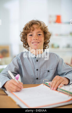 Teenager-Jungen studieren und Schreiben von Notizen Stockfoto