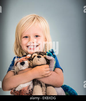 Porträt des jungen mit Kuscheltieren Stockfoto