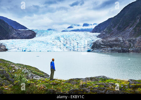 Männliche Wanderer anzustarren Mendenhall-Gletscher, Juneau, Alaska, USA Stockfoto