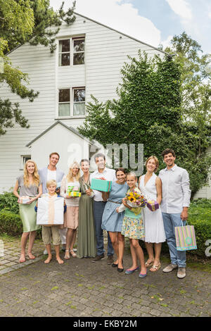 Porträt des drei-Generationen-Familie mit Geburtstagsgeschenke im Garten Stockfoto