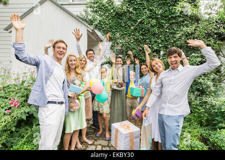 Porträt des drei-Generationen-Familie mit Geburtstagsgeschenke Lächeln und winken Stockfoto