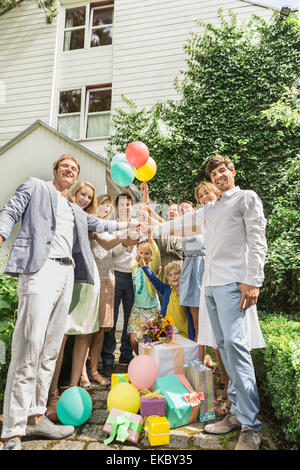 Porträt von drei Generationen Familie hochhalten Geburtstag Ballons im Garten Stockfoto