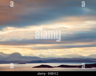 Dramatische Wolken über Berge von North West Highlands, Schottland, Vereinigtes Königreich Stockfoto