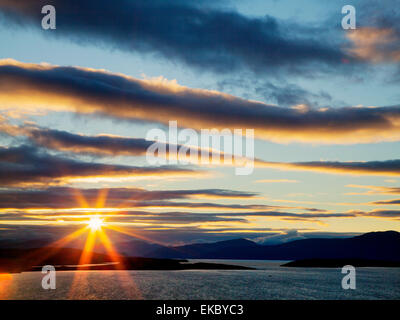 Sunburst durch dramatische Wolken über den Bergen von North West Highlands, Schottland, Vereinigtes Königreich Stockfoto