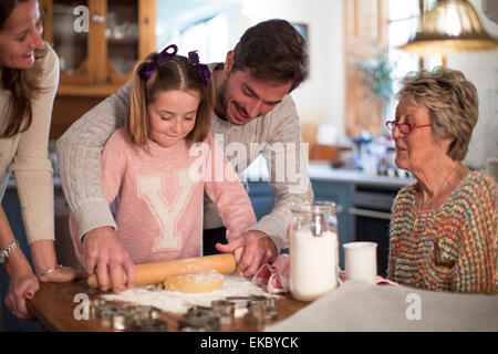 Vater und Tochter Teig, hausgemachte Kekse zu machen Stockfoto