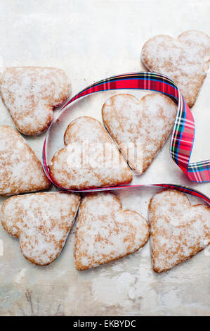 Herzform Lebkuchen mit kariertem Band Stockfoto