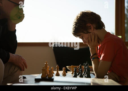 Vater und Sohn spielen Schach Stockfoto