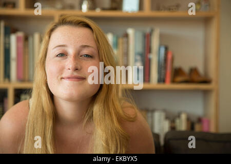 Junge Frau zu Hause im Wohnzimmer Stockfoto