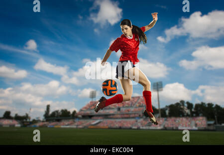 Fußballer versuchen zurück Ferse Stockfoto