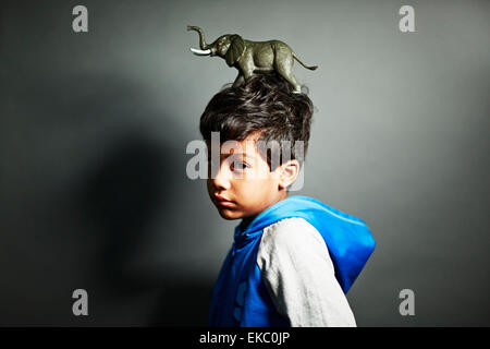 Junge mit Elefanten Ornament Kopfoberseite Stockfoto