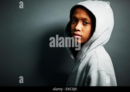 Jungen tragen grauen Kapuzenshirt Stockfoto