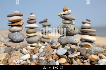 Kieselsteine in einem Stapel am Kiesstrand ausgeglichen Stockfoto