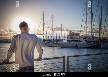 Junger Mann entspannenden Hafen, Cagliari, Sardinien, Italien Stockfoto