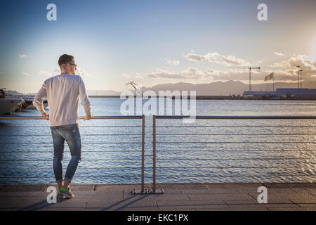 Junger Mann entspannenden Hafen, Cagliari, Sardinien, Italien Stockfoto