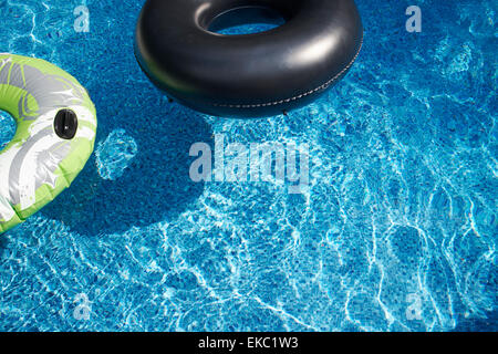 Zwei Gummiringe im sonnigen pool Stockfoto