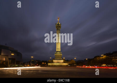 Blick auf Juli Spalte in der Nacht, Paris, Frankreich Stockfoto