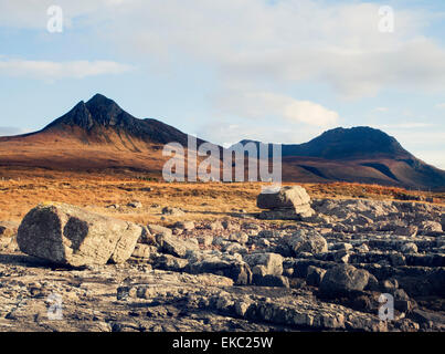 Felsen, Findlinge und Berg, Assynt, North West Highlands, Schottland, Vereinigtes Königreich Stockfoto