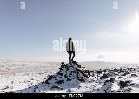 Mann steht auf Llyn y Fan Fach, Brecon Beacons, Wales Stockfoto