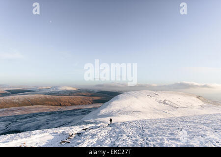 Person, Wandern in Ferne, Llyn y Fan Fach, Brecon Beacons, Wales Stockfoto