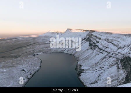 See und Berge, Llyn y Fan Fach, Brecon Beacons, Wales Stockfoto