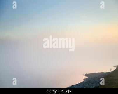 Meer-Nebel (Haar) kehren in über ein Meer-Loch Assynt, Schottland Stockfoto