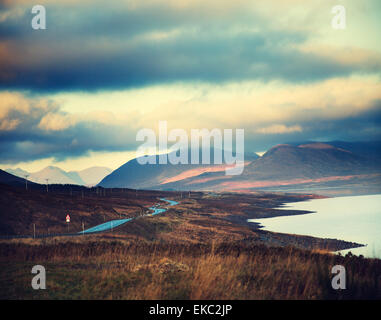 Meer See und Berge, Assynt, Schottland Stockfoto