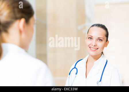 zwei Ärzte im Gespräch in der lobby Stockfoto