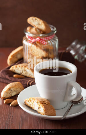 Kaffee und traditionellen italienischen Cantuccini Kekse Stockfoto