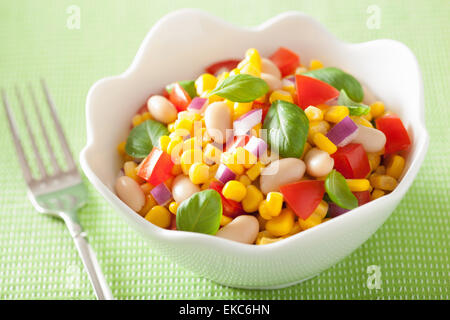 gesunder Feldsalat mit Tomaten-Zwiebel-weiße Bohnen-Basilikum Stockfoto