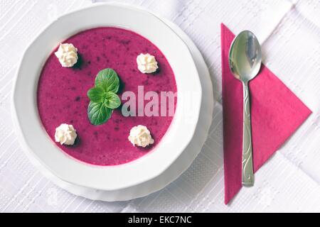 Essen auf weißes Tischtuch Stockfoto