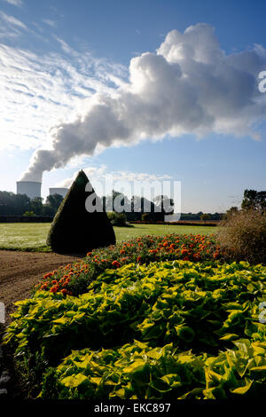 Blick vom Garten des Schlosses d'Avaray von Kühltürmen des Kernkraftwerks Saint-Laurent an der Loire an Saint-Laure Stockfoto