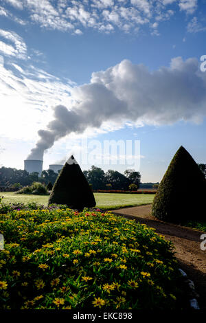 Blick vom Garten des Schlosses d'Avaray von Kühltürmen des Kernkraftwerks Saint-Laurent an der Loire an Saint-Laure Stockfoto