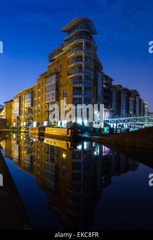 Birmingham Kanal-Becken in den frühen Morgenstunden. Stockfoto