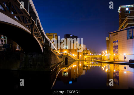 Birmingham Kanal-Becken in den frühen Morgenstunden. Stockfoto