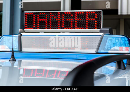 Polizei-Auto, Autobahn Autobahn-Streifenwagen, digitales Informationssystem auf dem Autodach Stockfoto