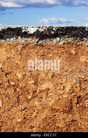 Asphalt Straße Ausgrabung Erdbeben Querschnitt Stockfoto