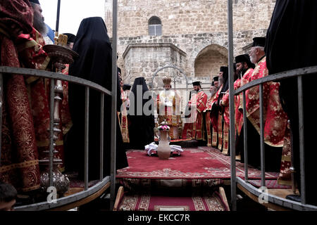 Griechisch orthodoxe Patriarch von Jerusalem Theophilos III und geistlichen, die Teilnahme an der "Fußwaschung" Zeremonie in der Kirche des Heiligen Grabes in der alten Stadt von Jerusalem Israel Stockfoto