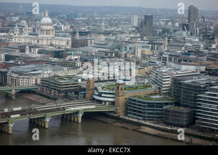 Blick vom The Shard, London, St. Pauls Cathedral, links, anzeigen, Cannon Street Railway Bridge und Southwark Bridge (ganz links). Stockfoto