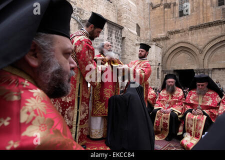 Griechisch orthodoxe Patriarch von Jerusalem Theophilos III und geistlichen, die Teilnahme an der "Fußwaschung" Zeremonie in der Kirche des Heiligen Grabes in der alten Stadt von Jerusalem Israel Stockfoto