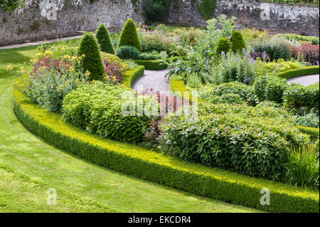 Aberglasney Haus und Garten, Carmarthen, Wales, UK. Der obere Walled Garten, entworfen von Penelope Hobhouse Stockfoto