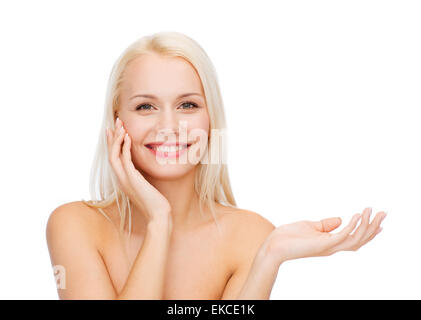 lächelnde Frau mit imaginären Lotion Glas Stockfoto