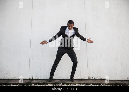 Junger Mann in einem Anzug Straße tanzen Stockfoto