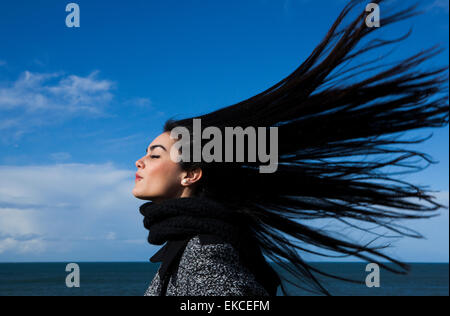 Junge Frau mit Haaren im wind Stockfoto