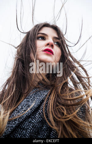 Porträt einer jungen Frau mit Haaren im wind Stockfoto