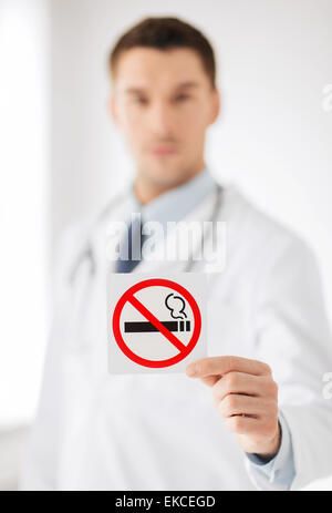männlichen Arzt keine Raucher Schild Stockfoto