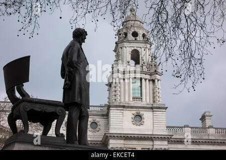 Statue von Abraham Lincoln (Abraham Lincoln: der Mann) von Augustus Saint-Gaudens, Parliament Square, London, England Stockfoto