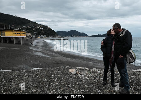 Ligurien, Italien. 7. April 2015. Ein paar Küsse am Strand in Lavagnia, an der italienischen Riviera. Hoch auf den Golf von Tigullio, ist der Hafen von Lavagna 13.000 Einwohner und diente als ein wichtiges kulturelles Zentrum der ligurischen im Mittelalter. Bildnachweis: Nir Alon/Alamy Live-Nachrichten Stockfoto